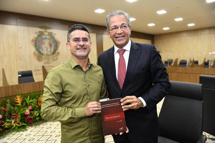 Prefeitura prestigia lançamento de livro de ministro do STJ em Manaus   