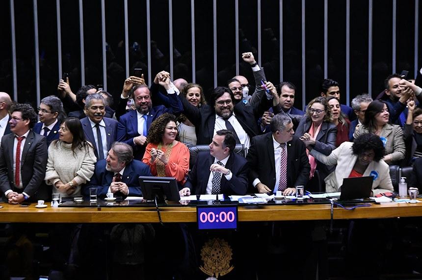 Congresso derruba vetos de Bolsonaro e garante R$ 6,8 bilhões para setor cultural  