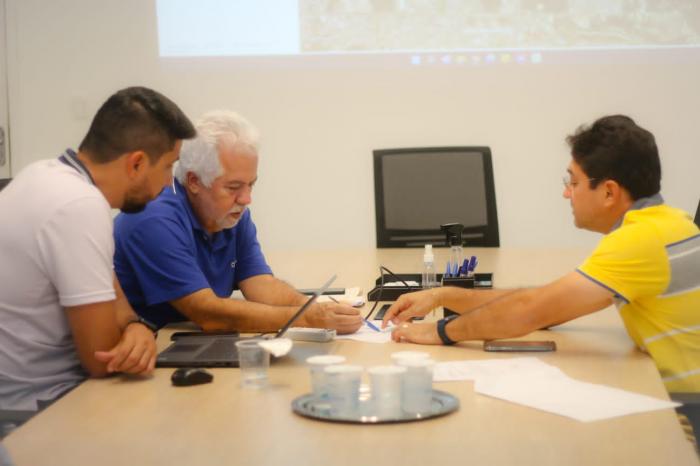 Em reunião na Águas de Manaus, Jander Lobato entrega solicitações de bairros com problemas de abastecimento