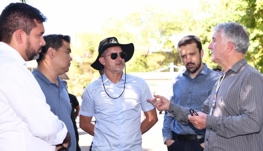 David Almeida fiscaliza revitalização do parque Lagoa do Japiim