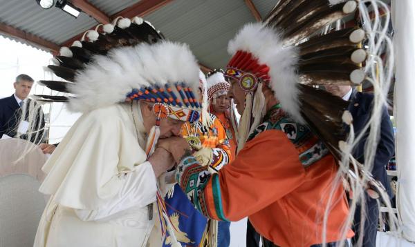 Papa pede desculpas no Canadá por 'mal deplorável' causado por escolas