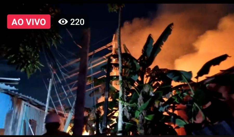 Incêndio de grande proporção atinge bairro São Jorge e destrói casas em Manaus