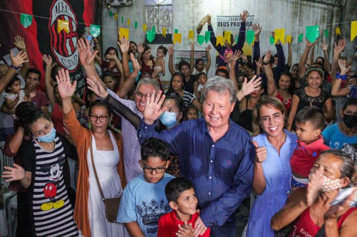  Arthur diz que Manaus é sua casa, em pré-campanha pelos bairros da capital