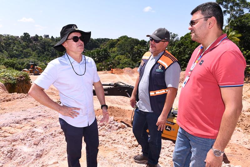 David Almeida fiscaliza obras de contenção de erosão na zona Norte