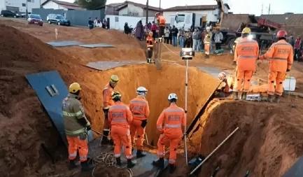 Criança morre ao cair em buraco de 6 m e ficar presa por mais de 17h