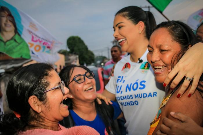 No bairro Santa Clara, Mayra Dias recebe carinho e apoio da população