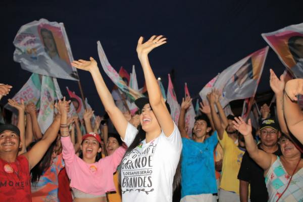 Em caminhada no bairro São Benedito, Mayra firma compromisso com a juventude