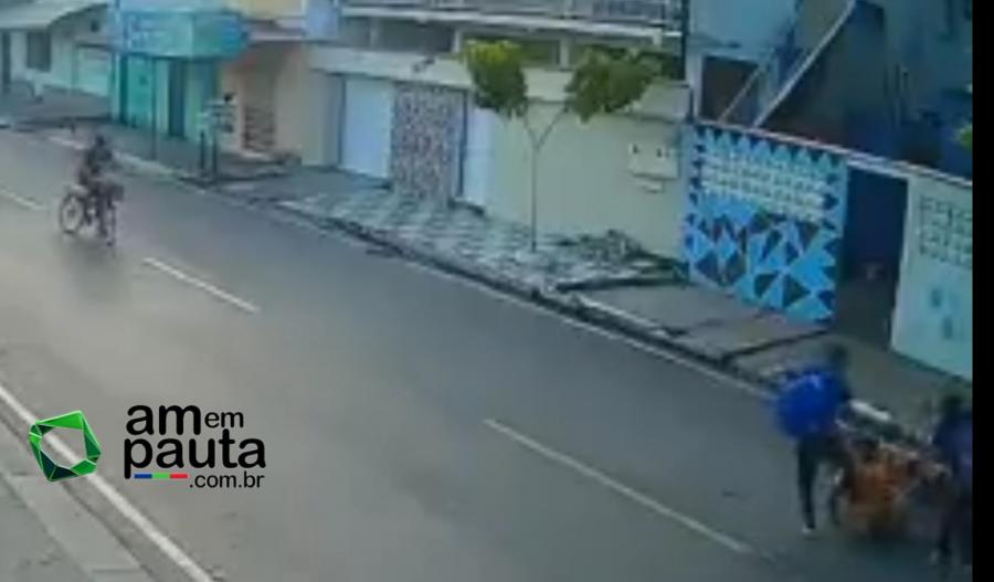VÍDEO: Estudante reage a assalto e larga bicuda em ladrão, em Parintins VÍDEO: Estudante reage a assalto e larga bicuda em ladrão, em Parintins
