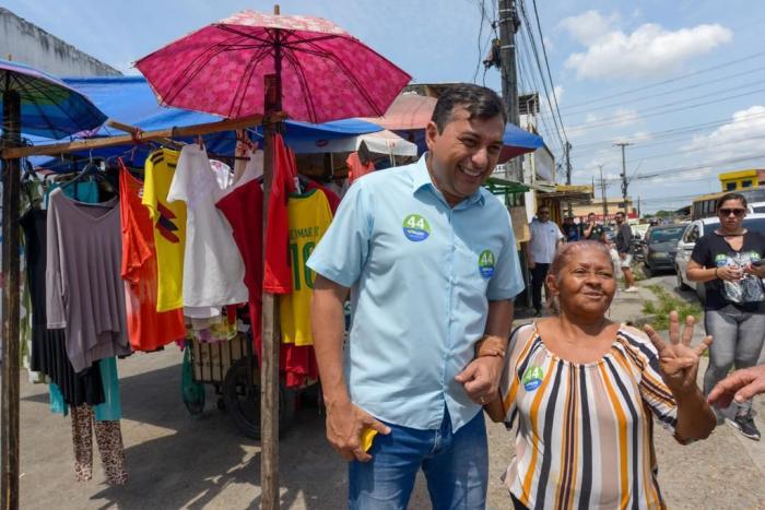 Em caminhada, Wilson Lima destaca importância econômica da rua do Fuxico, no Jorge Teixeira