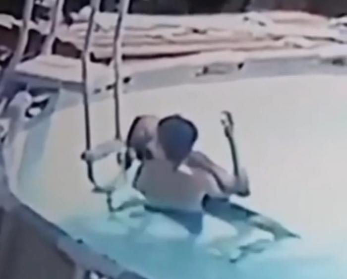 EMOCIONANTE: Menino salva mãe durante convulsão na piscina