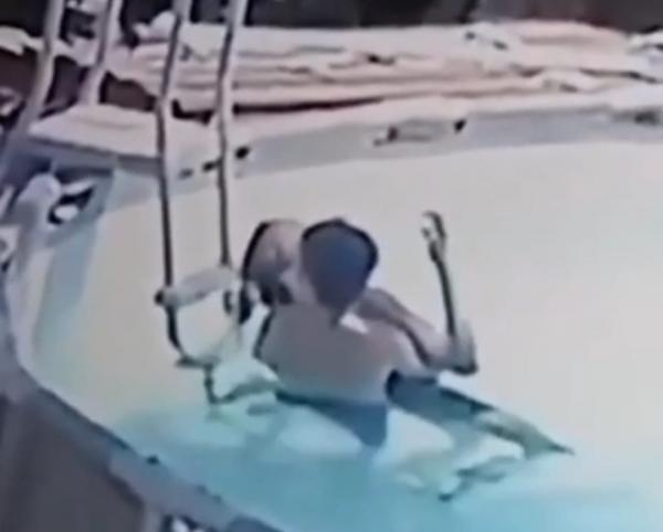EMOCIONANTE: Menino salva mãe durante convulsão na piscina