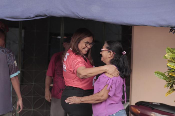 Em caminhada no Itaguatinga, Márcia Baranda recebe apoio dos moradores de Parintins