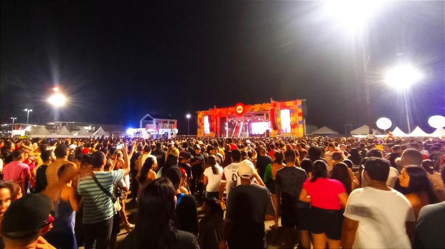 VÍDEO: Público em Manaus xinga presidente durante Festival Passo a Paço; Ei Bolsonaro...