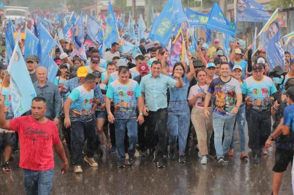Recebido com festa em Caapiranga, Wilson presta contas de investimentos no município