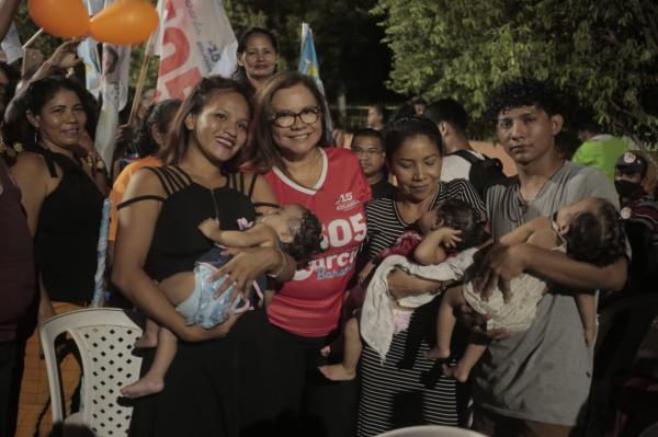 Márcia Baranda se emociona em encontro com donas de casa, tricicleiras, costureiras e professoras
