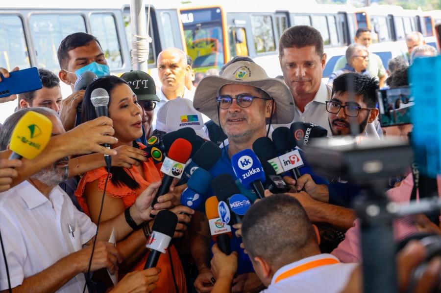David Almeida entrega mais 45 novos ônibus para renovar frota manauara