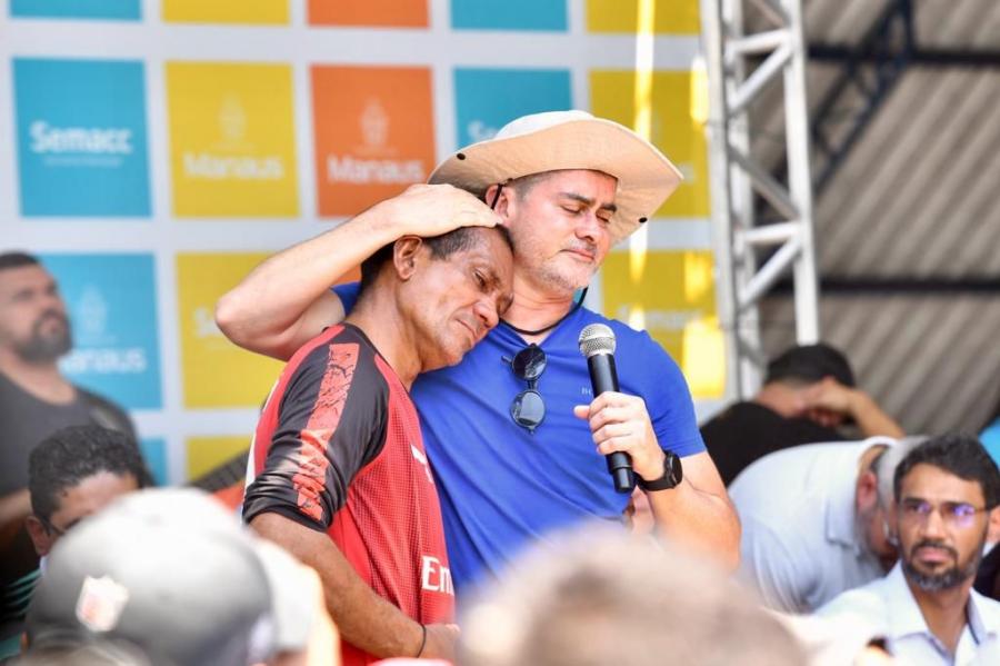 David Almeida se emociona com amigo de infância e anuncia ajuda à Fazenda da Esperança