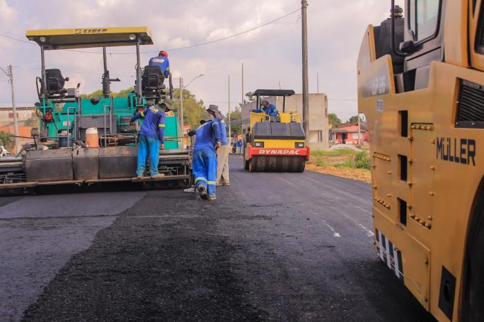 PARINTINS: ruas da Baixa do São José recebem asfaltamento
