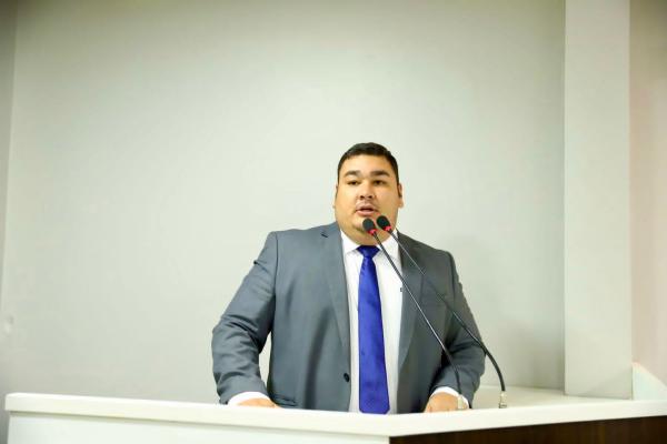 Vereador Alex Garcia apresenta Projeto que instituiu prêmio 'Professor Excelência do Ano' em Parintins