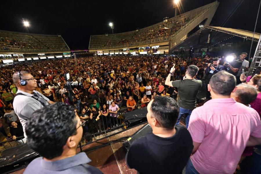 David Almeida parabeniza professores e lança desafio para transformar educação de Manaus