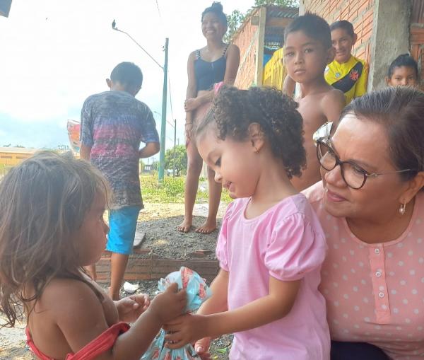 DIA DAS CRIANÇAS: Márcia Baranda entrega brinquedos e recebe gratidão das famílias