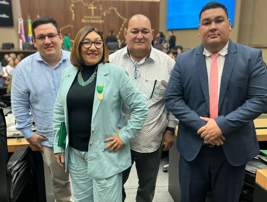 MÉRITO EDUCACIONAL: Lanira Garcia recebe medalha na Aleam 