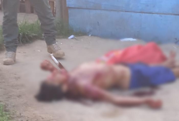 CENA MACABRA: 'André Lombra' é morto e faca fica cravada em seu pescoço em Parintins