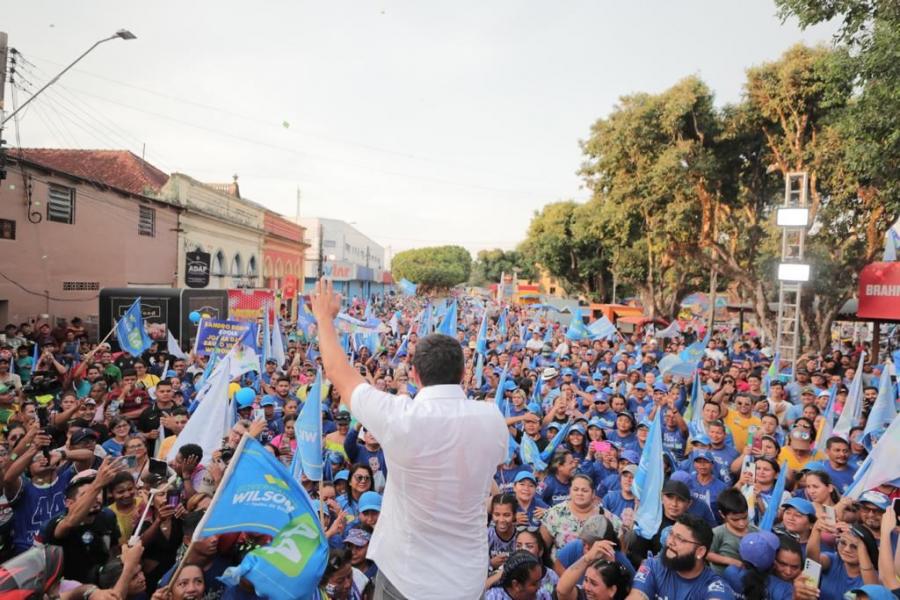 Obras da AM-010 avançam e adversários se calam, diz Wilson em comício em Itacoatiara