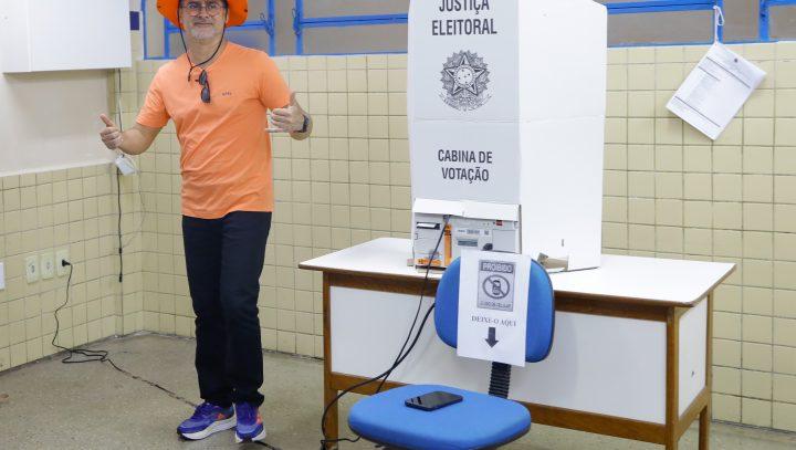 Protagonista na eleição 2022, David Almeida vota pela manhã na zona sul de Manaus