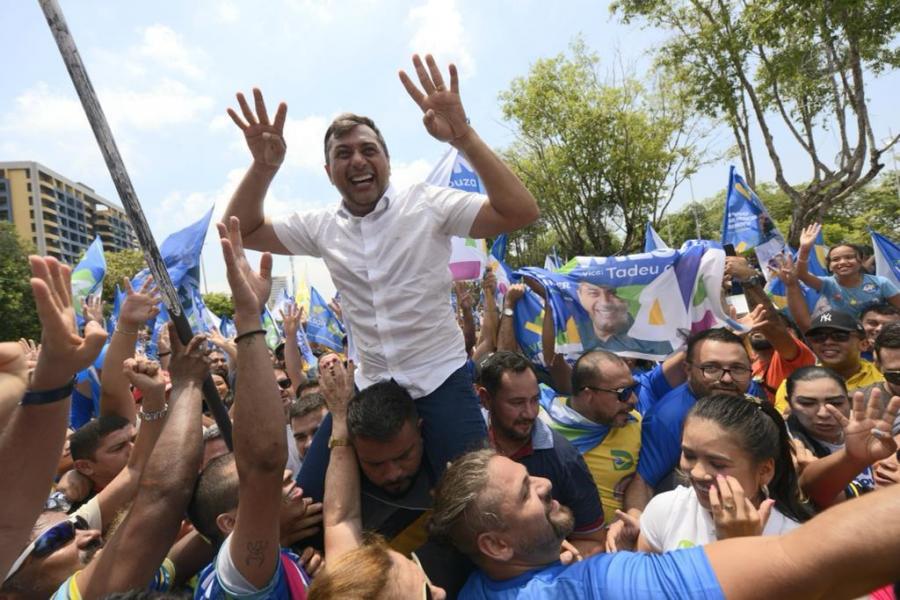 No meio do povo, Wilson encerra campanha em Manaus