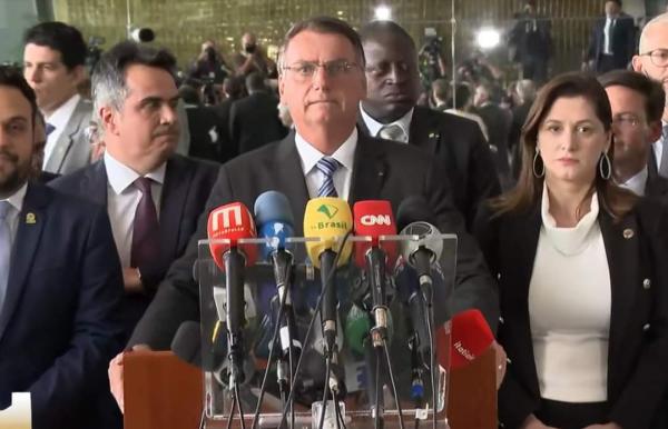 Na véspera do dia de finados, Bolsonaro fala pela primeira vez após a derrota