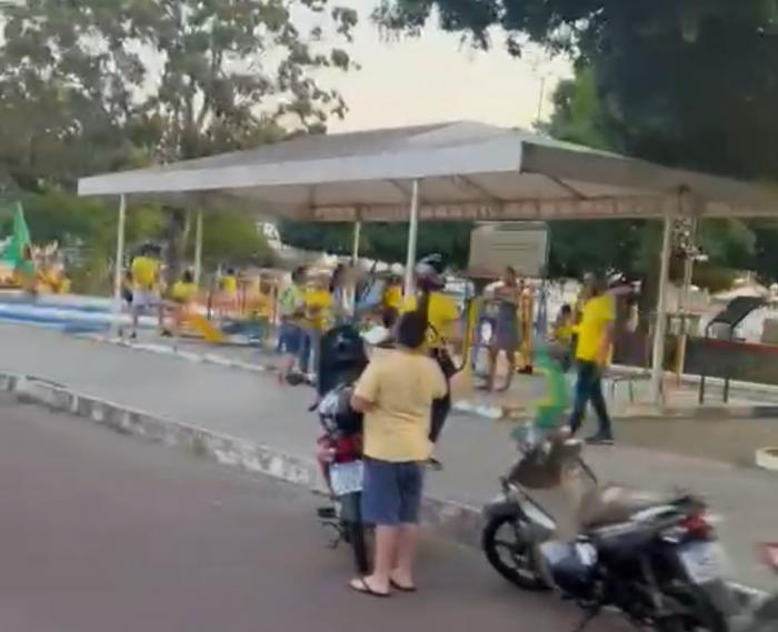VÍDEO: Homem ironiza manifestação pró bolsonaro em Parintins 'Agora o Lula cai'