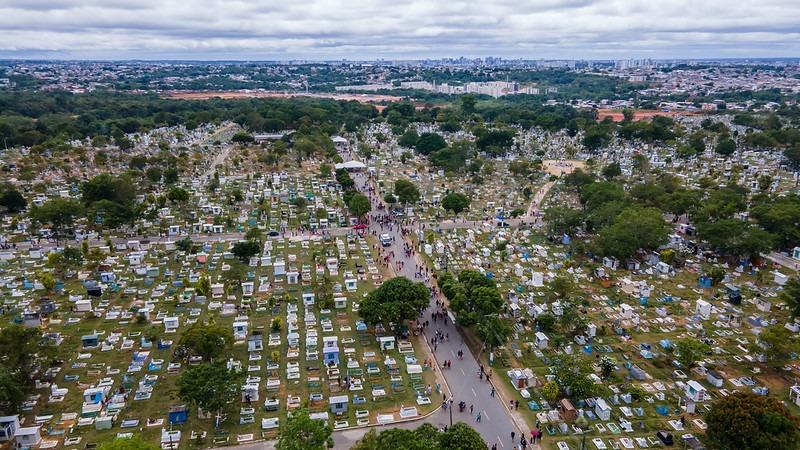 Mais de 500 mil pessoas visitam cemitérios de Manaus no dia de finados