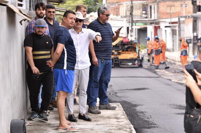 David Almeida fiscaliza avanço do ‘Asfalta Manaus 2’ na zona Norte