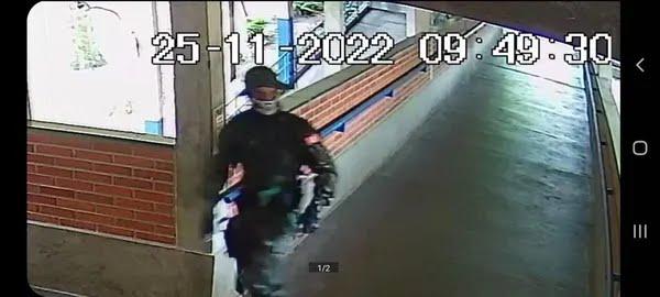 VÍDEO mostra homen invadindo escola em Aracruz matando professores e alunos