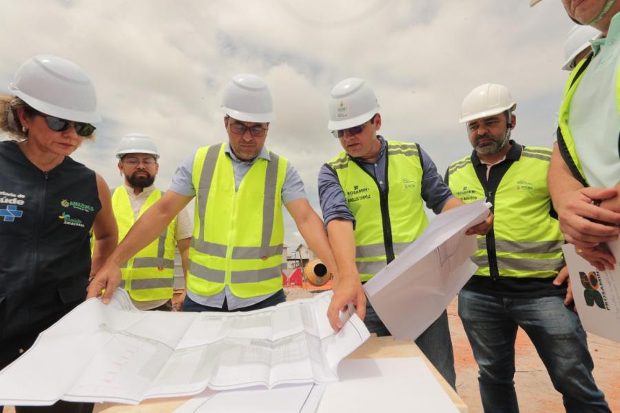 Wilson Lima vistoria obras do Hospital Regional de Manacapuru: 
