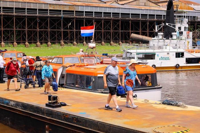 O holandês M/S Volendam atraca no porto de Manaus com mais de 2 mil turistas   