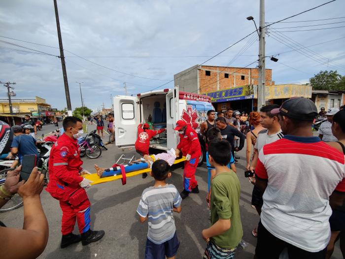 Adolescente é atingida por carro em avenida de Parintins
