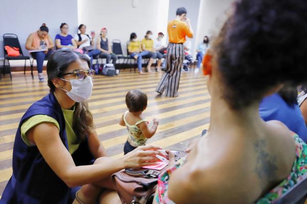 Defensoria promove roda de conversa e serviços de saúde e beleza a mulheres em situação de rua