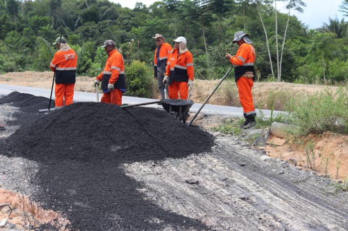 Comunidade do Carnaúba, no ramal do Brasileirinho, recebe asfalto com apoio do vereador Jander Lobato
