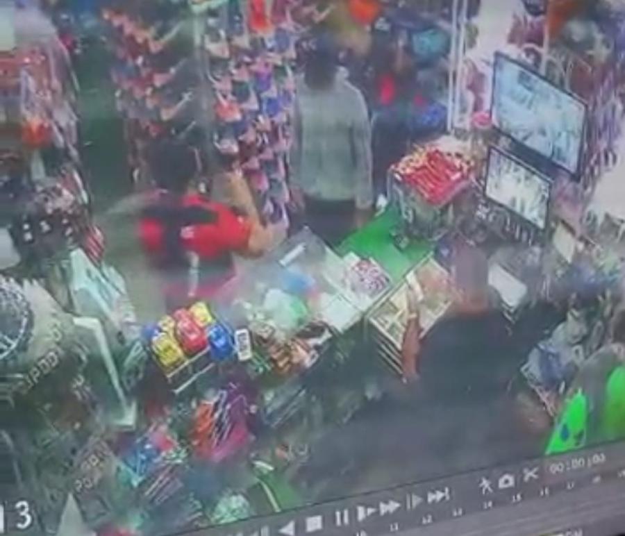 VÍDEO: Dupla armada tenta assaltar loja de Parintins