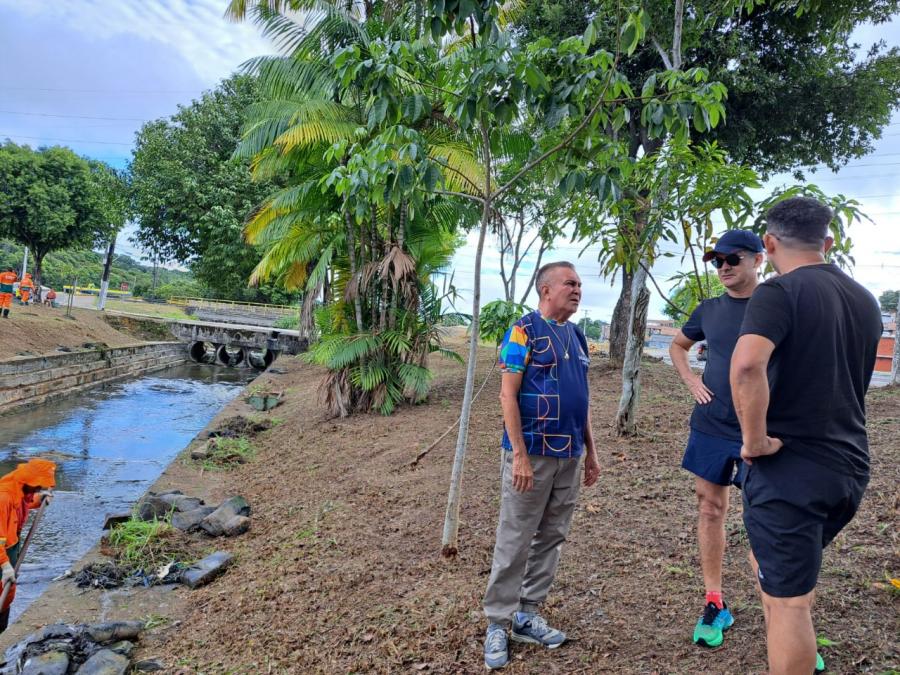 MANAUS: David Almeida acompanha ação de limpeza no Igarapé do Passarinho
