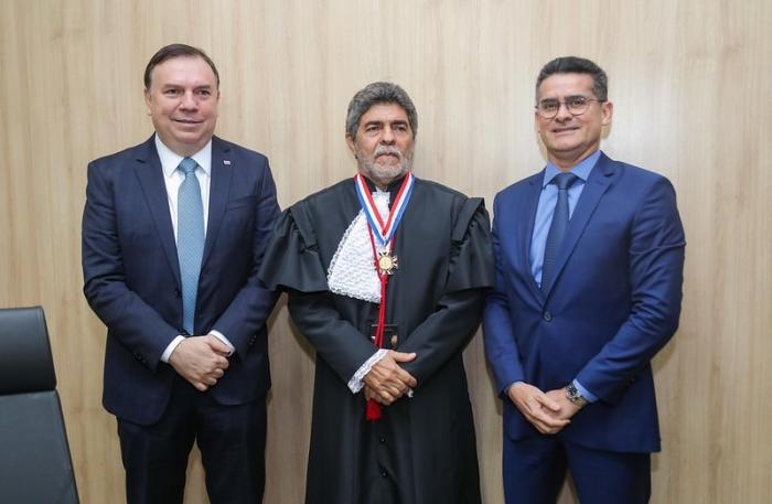 David Almeida prestigia cerimônia de posse do novo desembargador da corte de Justiça amazonense