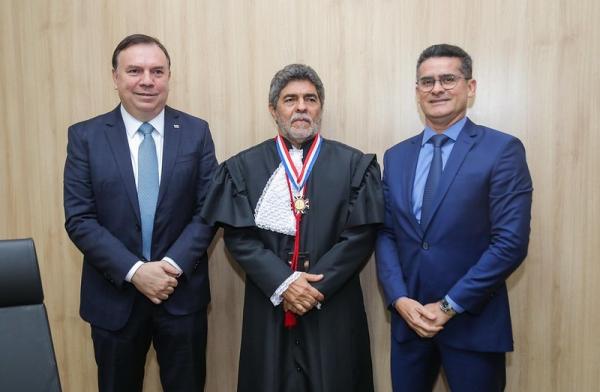 David Almeida prestigia cerimônia de posse do novo desembargador da corte de Justiça amazonense