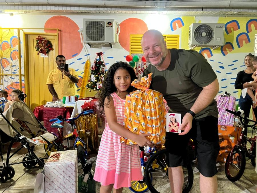 Crianças do Abrigo Oásis recebem brinquedos do 'Amigos do Reino'