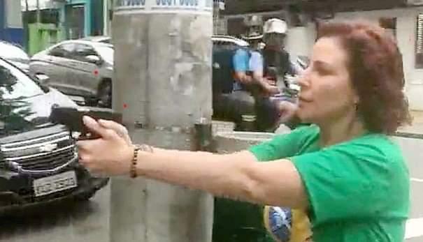 Polícia Federal cumpre mandados por busca de armas de Carla Zambelli