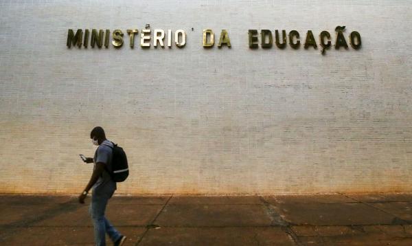 Antes de sair, Governo Bolsonaro revogou abertura de cursos de medicina