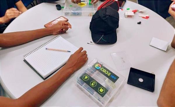 Com apoio do Governo do AM, alunos do Ensino Médio desenvolvem boné automatizado para auxiliar deficientes visuais