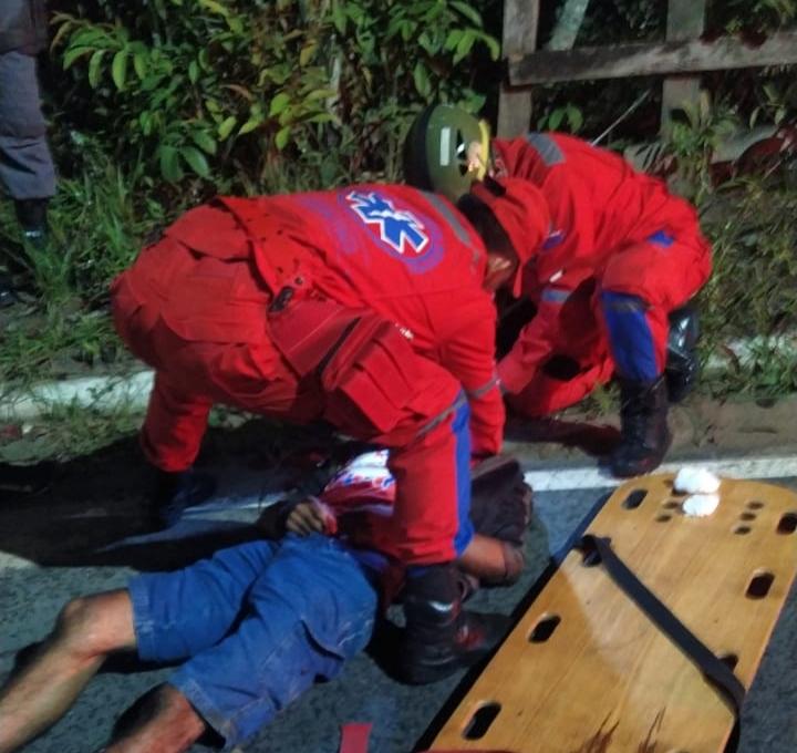 ADSON SOUZA: Radialista da Rádio Clube de Parintins sofre grave acidente na estrada do Macurani