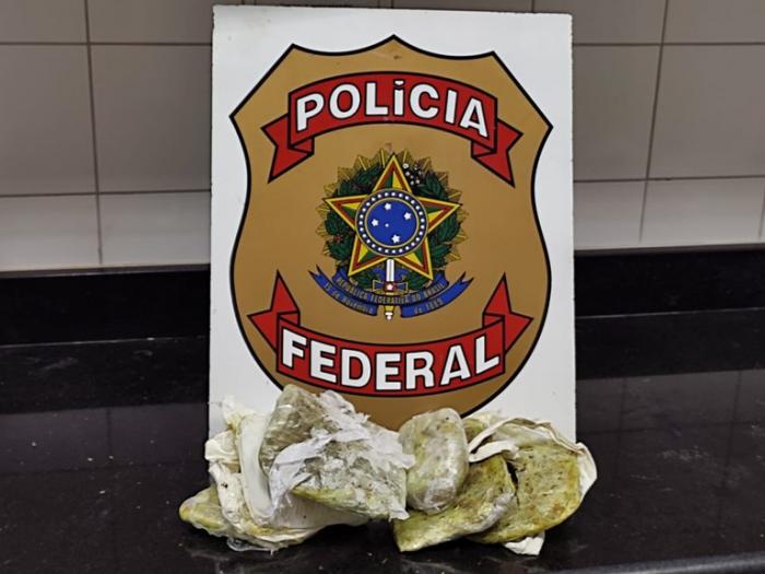 PF prende homem com mais de 1kg de maconha em aeroporto